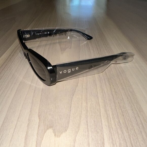 NWT Vogue Sunglasses VO5582S Black Smoke Oval Shape One Size - Picture 7 of 12